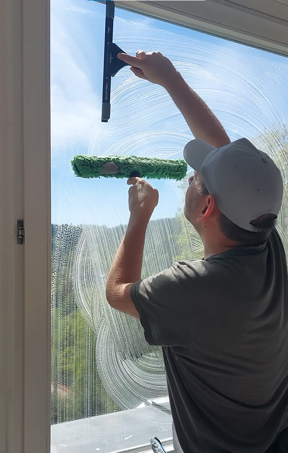 Fensterputzer bei der Fensterreinigung
